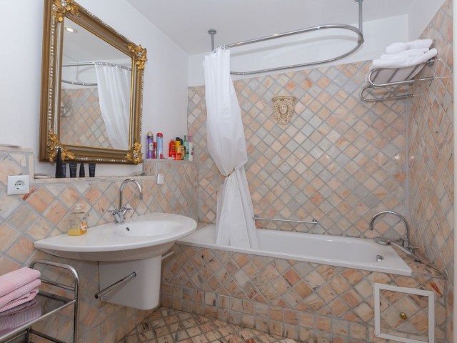 5 Bedrooms Villa in Elviria