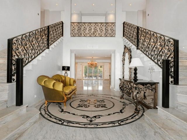 8 Bedrooms Villa in The Golden Mile