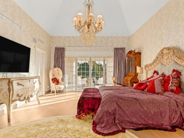 8 Bedrooms Villa in The Golden Mile