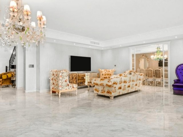 8 Bedrooms Villa in The Golden Mile