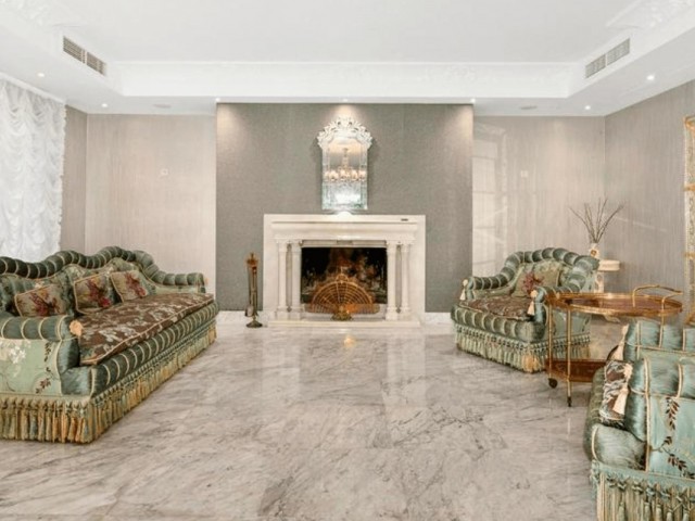 8 Bedrooms Villa in The Golden Mile