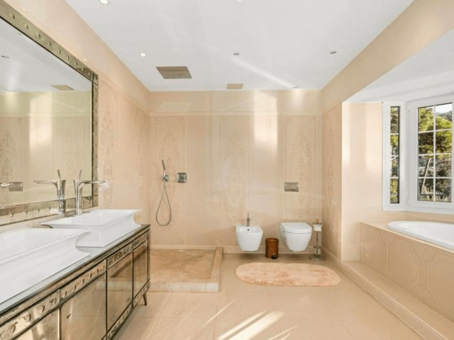 8 Bedrooms Villa in The Golden Mile