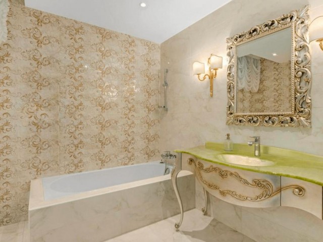 8 Bedrooms Villa in The Golden Mile