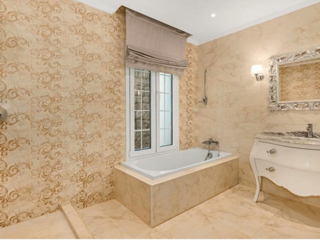 8 Bedrooms Villa in The Golden Mile