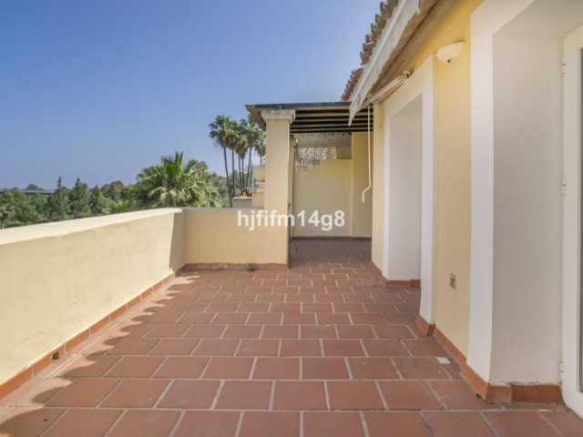 2 Bedrooms Apartment in Benahavís