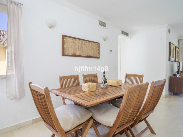 2 Bedrooms Apartment in Benahavís