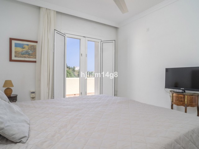 2 Bedrooms Apartment in Benahavís