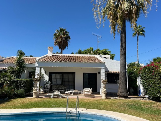 4 Sovrums Villa i Estepona