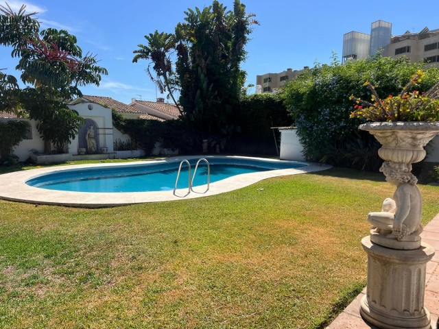 4 Sovrums Villa i Estepona