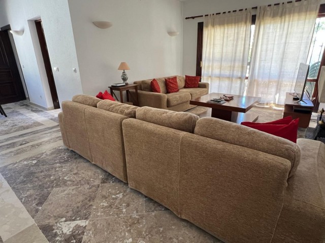 4 Sovrums Villa i Estepona