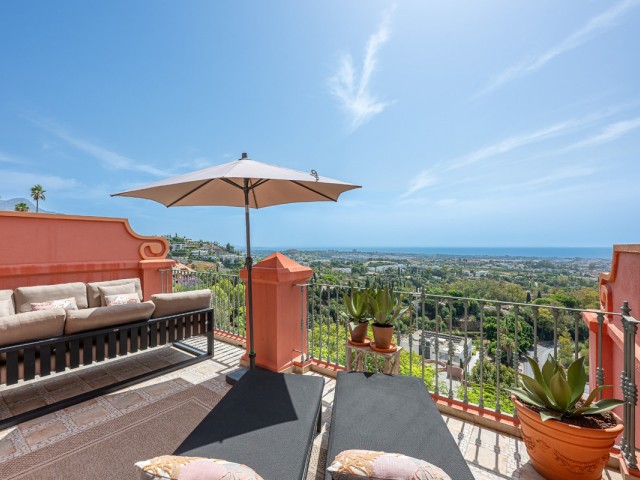 4 Bedrooms Apartment in Monte Halcones