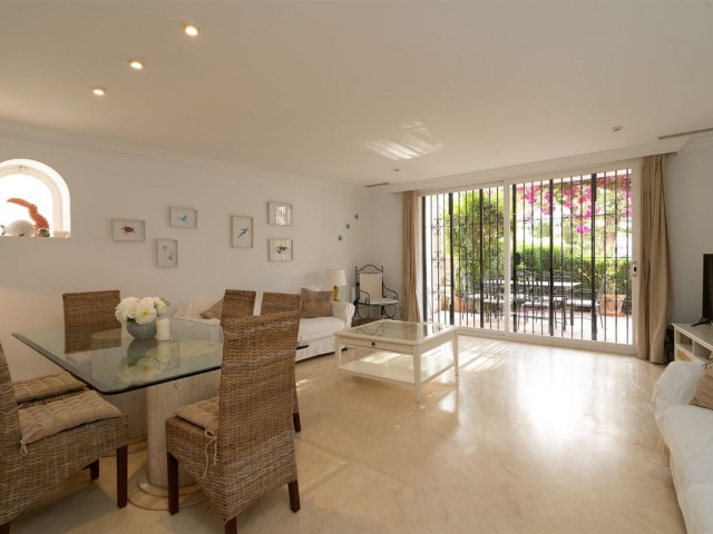 Apartamento con 2 Dormitorios  en Elviria