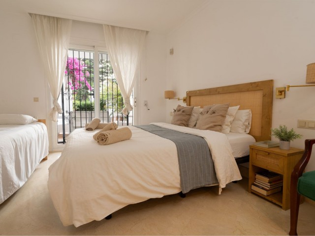 Apartamento con 2 Dormitorios  en Elviria