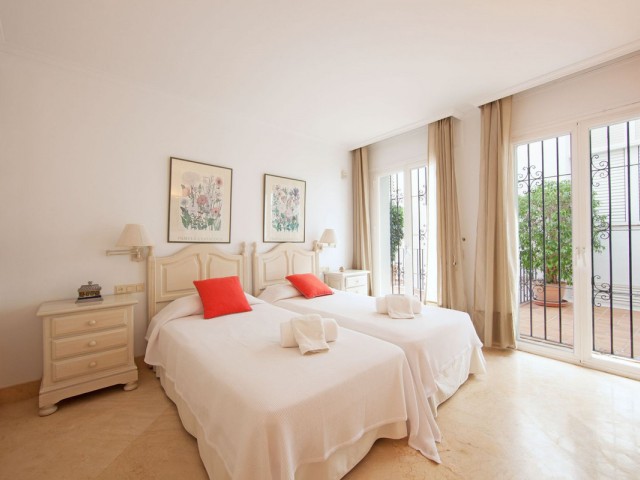Apartamento con 2 Dormitorios  en Elviria