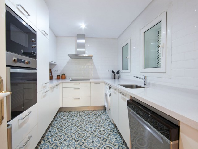 Apartamento con 2 Dormitorios  en Elviria