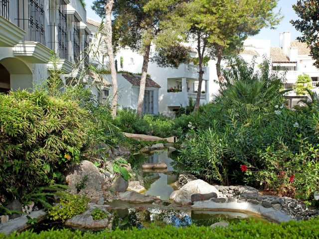 Apartamento con 2 Dormitorios  en Elviria