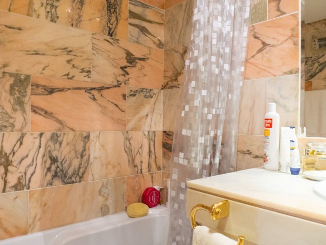 Apartamento con 2 Dormitorios  en Elviria
