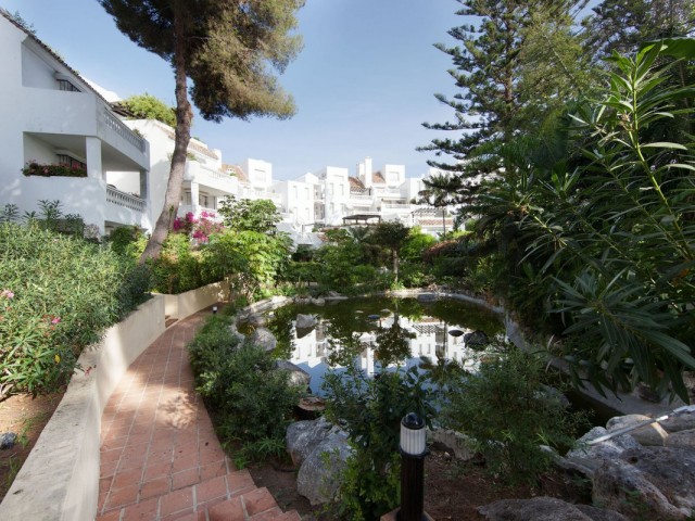 Apartamento con 2 Dormitorios  en Elviria