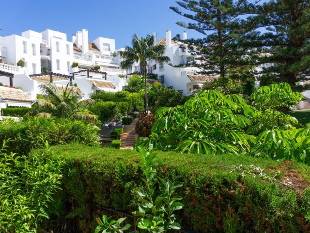 Apartamento con 2 Dormitorios  en Elviria