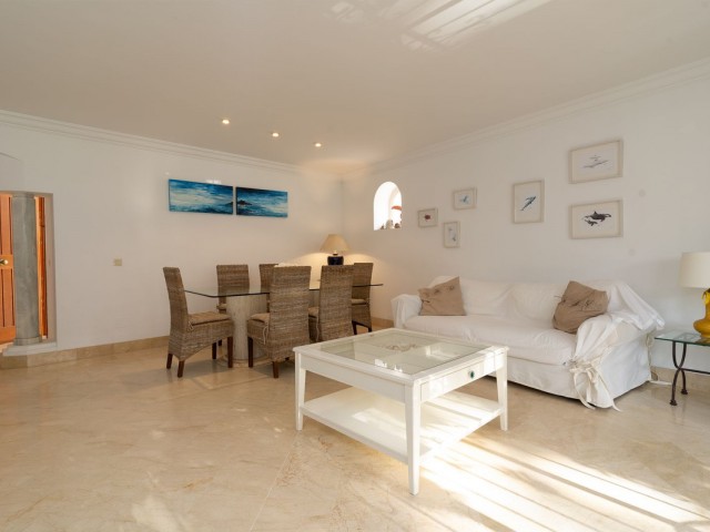 Apartamento con 2 Dormitorios  en Elviria