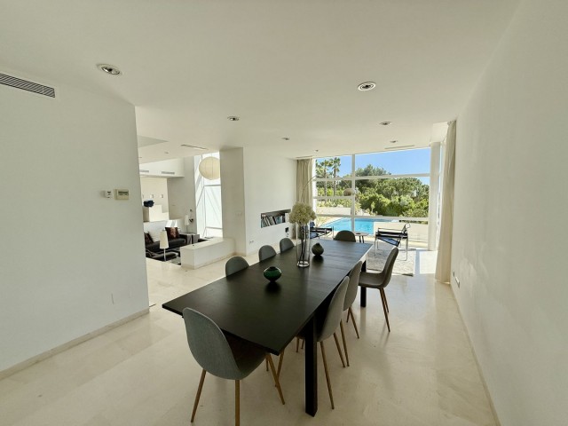 Villa con 4 Dormitorios  en Valtocado