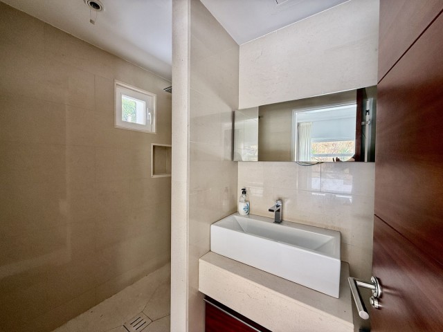 Villa con 4 Dormitorios  en Valtocado