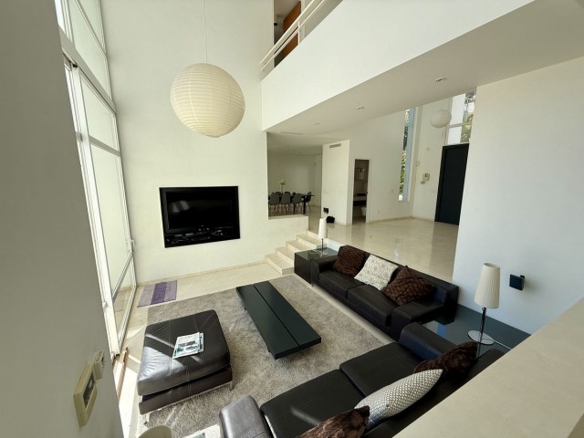 4 Makuuhuoneen Huvila Valtocado