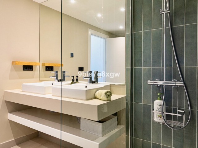 Apartamento con 2 Dormitorios  en Benahavís