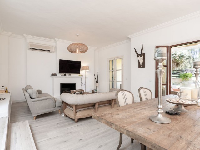 Maison mitoyenne avec 5 Chambres  à Guadalmina Baja