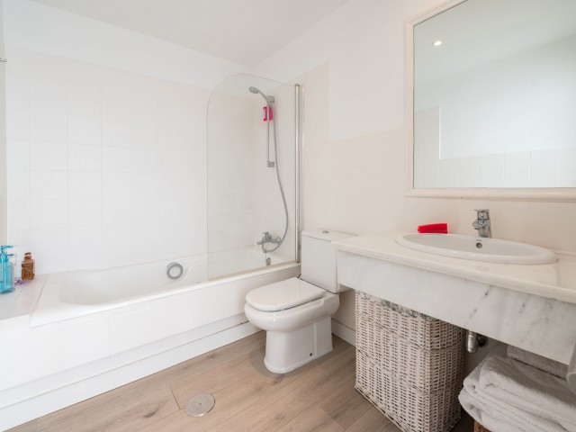 Maison mitoyenne avec 5 Chambres  à Guadalmina Baja