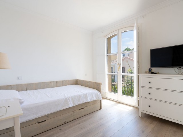 Maison mitoyenne avec 5 Chambres  à Guadalmina Baja