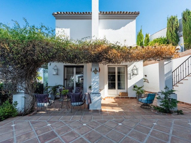 Villa con 4 Dormitorios  en Istán