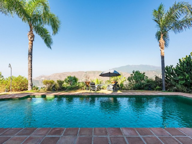 Villa con 4 Dormitorios  en Istán