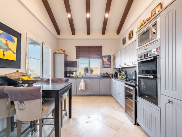 Villa con 4 Dormitorios  en Istán