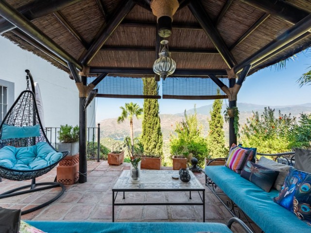 Villa con 4 Dormitorios  en Istán