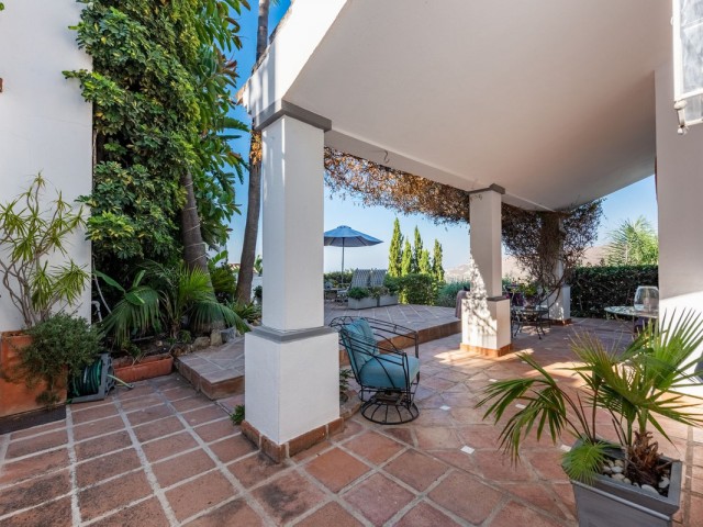 Villa con 4 Dormitorios  en Istán