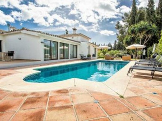 Villa avec 8 Chambres  à San Pedro de Alcántara