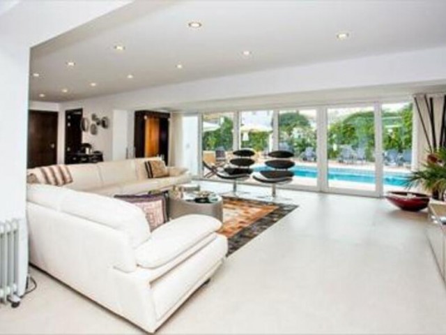 Villa avec 8 Chambres  à San Pedro de Alcántara