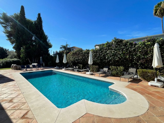 Villa avec 8 Chambres  à San Pedro de Alcántara