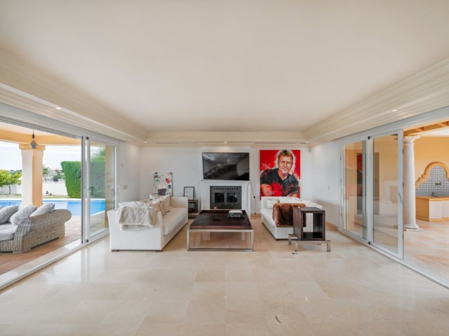 7 Bedrooms Villa in Elviria