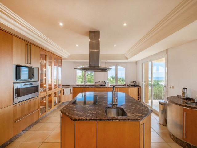 7 Bedrooms Villa in Elviria