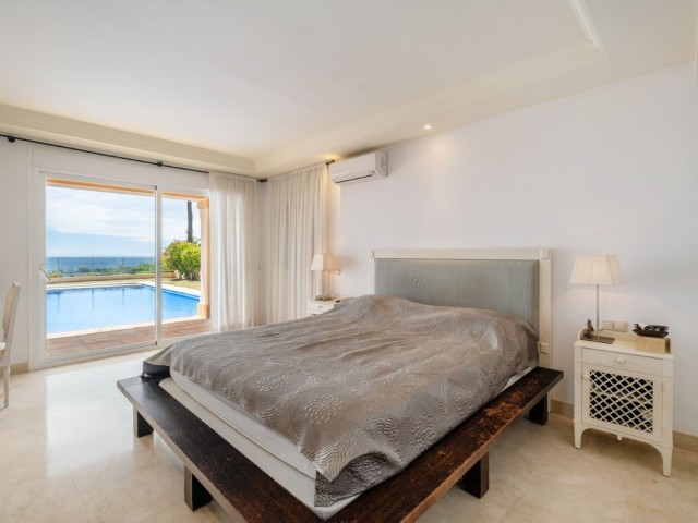 7 Bedrooms Villa in Elviria