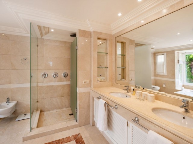 7 Bedrooms Villa in Elviria