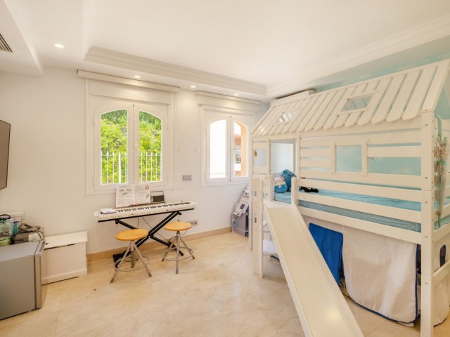 7 Bedrooms Villa in Elviria