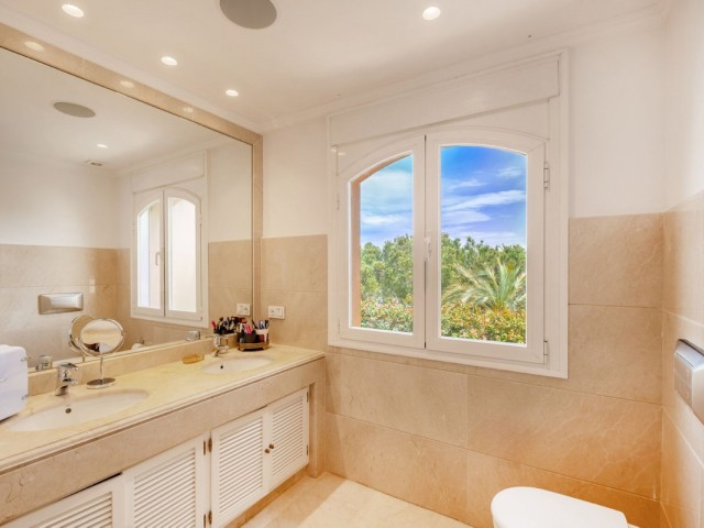 7 Bedrooms Villa in Elviria