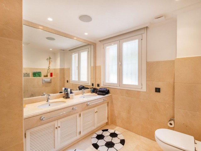 7 Bedrooms Villa in Elviria