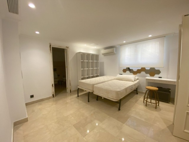 7 Bedrooms Villa in Elviria