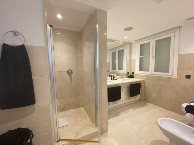 7 Bedrooms Villa in Elviria