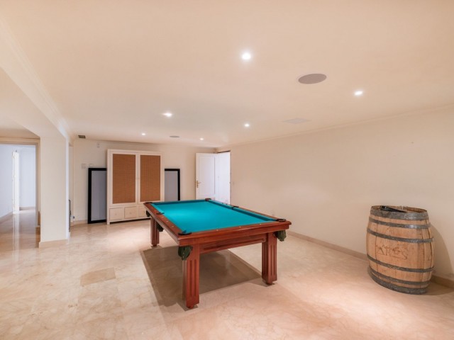 7 Bedrooms Villa in Elviria