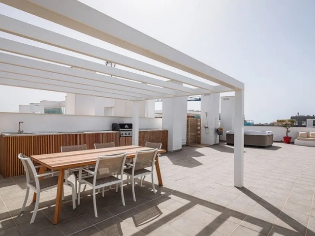 Penthouse avec 4 Chambres  à San Pedro de Alcántara